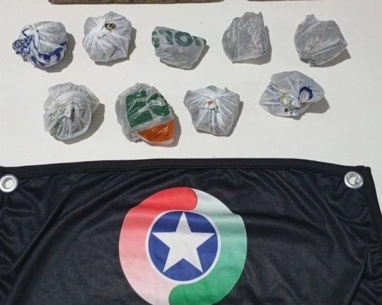 Policiais encontraram entorpecente dentro de imóvel - Foto Polícia Militar