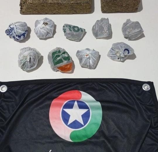 Policiais encontraram entorpecente dentro de imóvel - Foto Polícia Militar