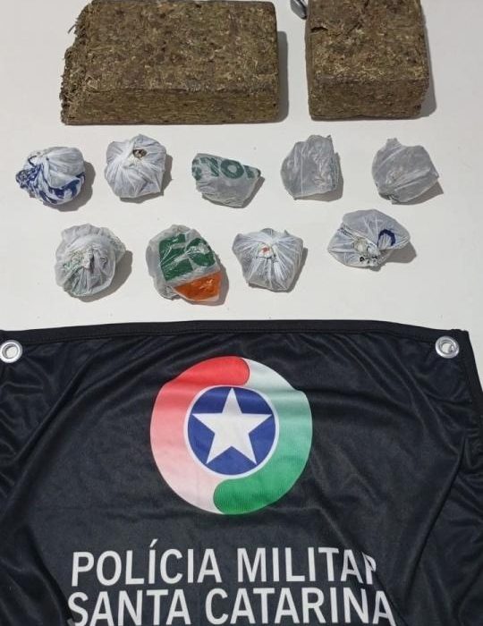 Policiais encontraram entorpecente dentro de imóvel - Foto Polícia Militar