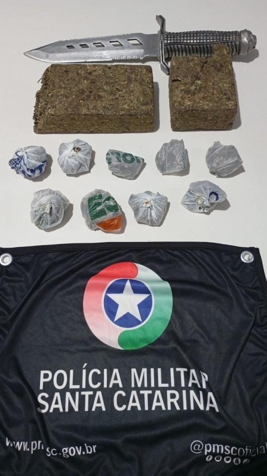 Policiais encontraram entorpecente dentro de imóvel - Foto Polícia Militar