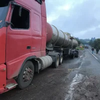 Colisão lateral entre dois caminhões-tanque mobiliza Bombeiros na BR-282 - Fotos Corpo de Bombeiros