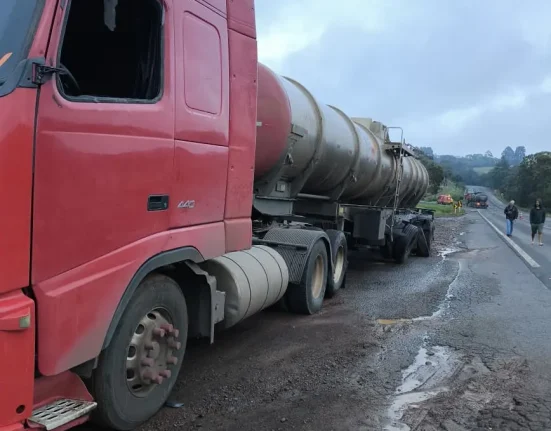 Colisão lateral entre dois caminhões-tanque mobiliza Bombeiros na BR-282 - Fotos Corpo de Bombeiros