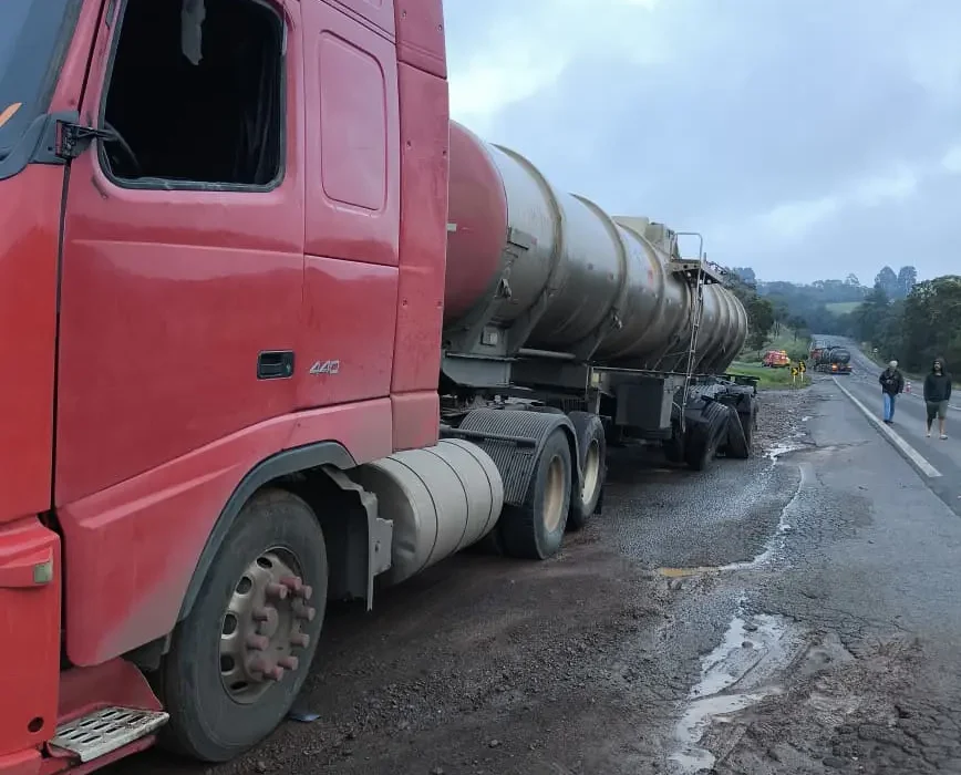 Colisão lateral entre dois caminhões-tanque mobiliza Bombeiros na BR-282 - Fotos Corpo de Bombeiros
