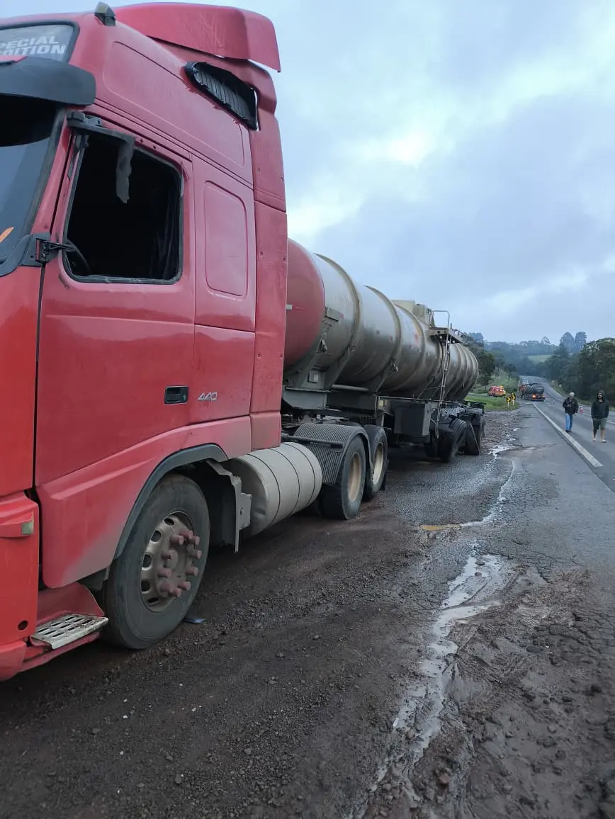 Colisão lateral entre dois caminhões-tanque mobiliza Bombeiros na BR-282 - Fotos Corpo de Bombeiros