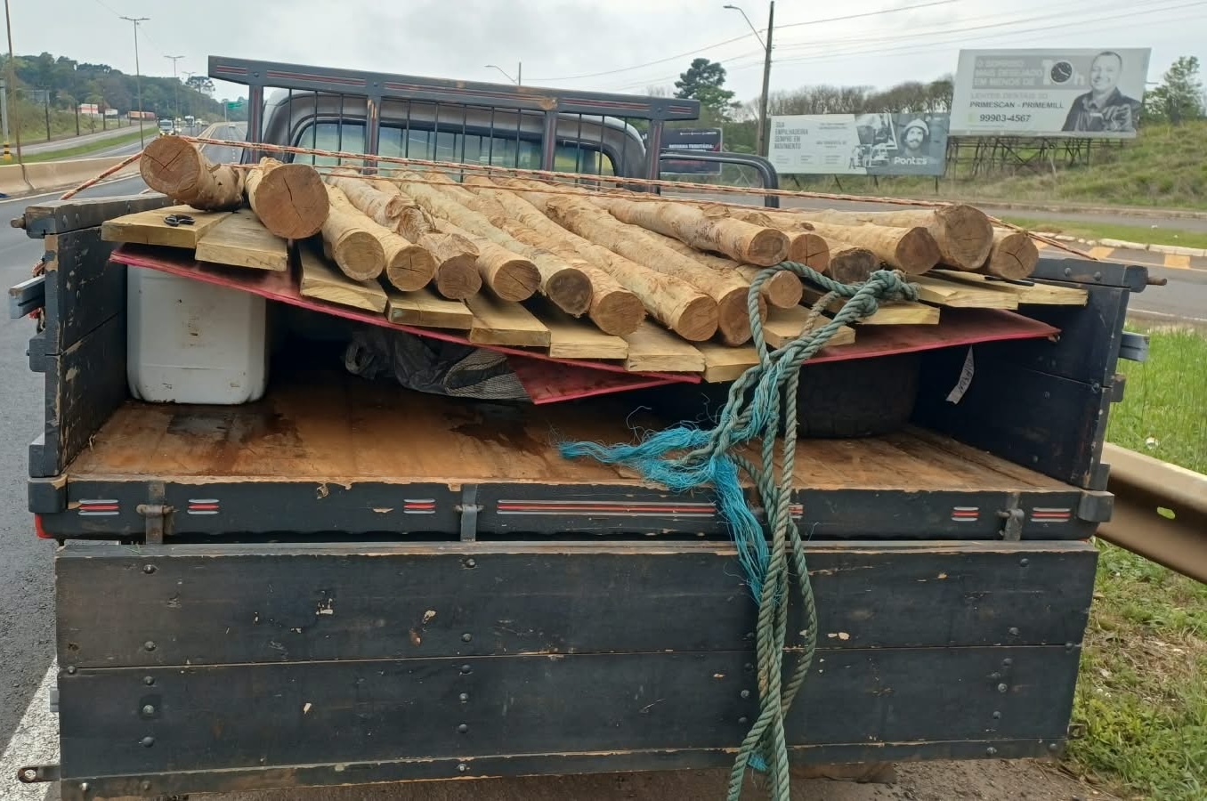 Ocupantes abandonaram a picape e tentaram fugir a pé, mas foram presos - Foto PRF