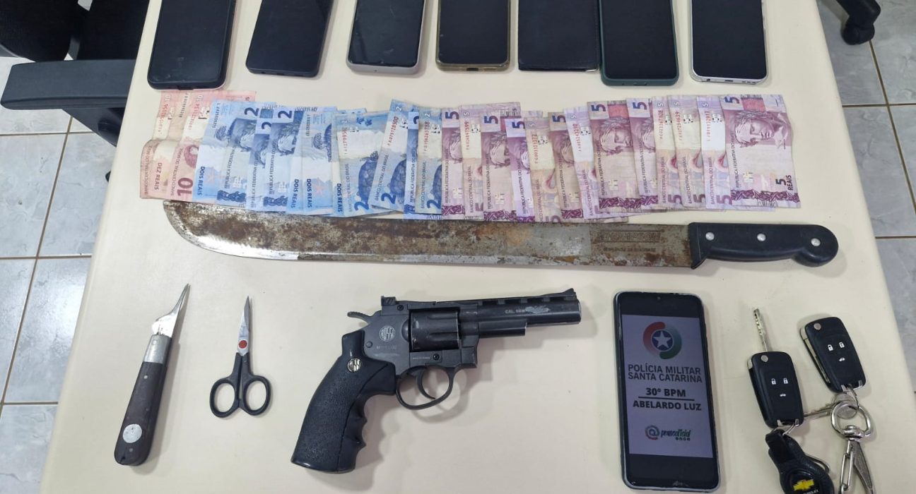 Dois suspeitos de roubo a taxista foram presos após ação integrada entre as forças de segurança de SC e PR - Foto Polícia Militar
