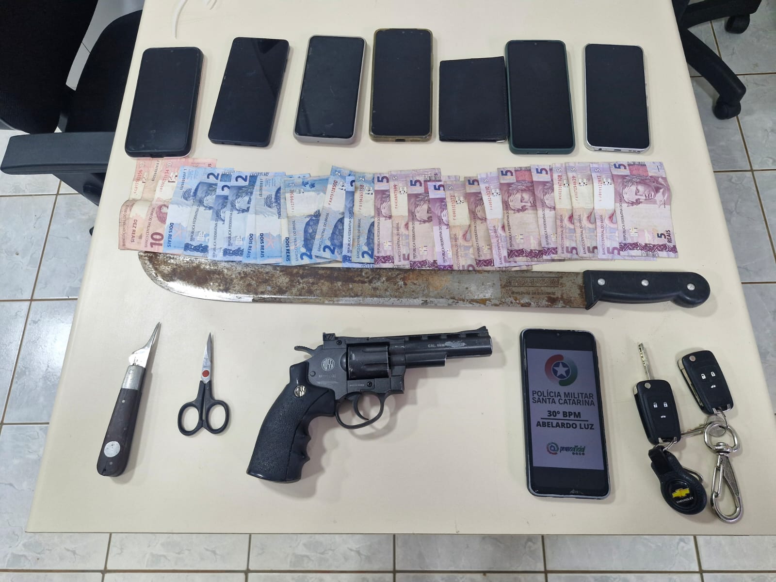 Dois suspeitos de roubo a taxista foram presos após ação integrada entre as forças de segurança de SC e PR - Foto Polícia Militar
