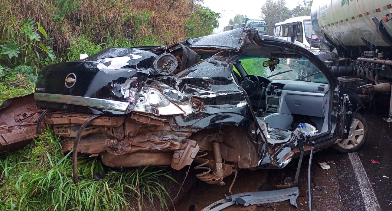 Carro teria rodado na pista e atingido o caminhão - Fotos Corpo de Bombeiros