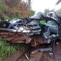 Carro teria rodado na pista e atingido o caminhão - Fotos Corpo de Bombeiros