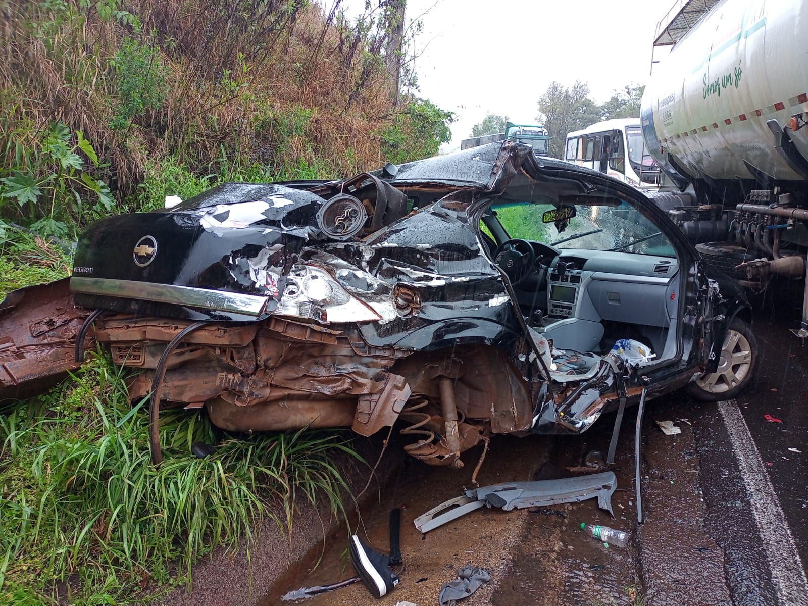 Carro teria rodado na pista e atingido o caminhão - Fotos Corpo de Bombeiros