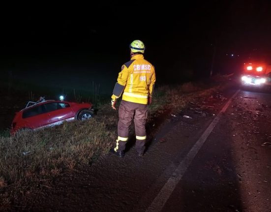Motorista do CrossFox morreu no local e passageiro foi levado ao hospital - Foto CBSC