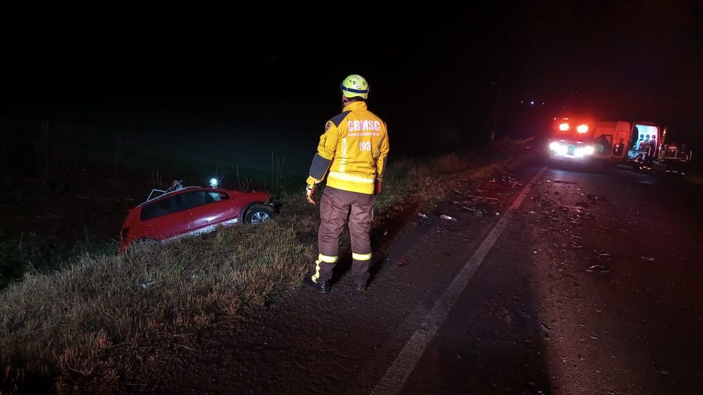 Motorista do CrossFox morreu no local e passageiro foi levado ao hospital - Foto CBSC