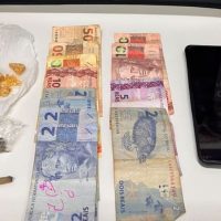 Polícia Militar apreendeu crack, maconha, dinheiro e um celular durante abordagem - Foto PMSC