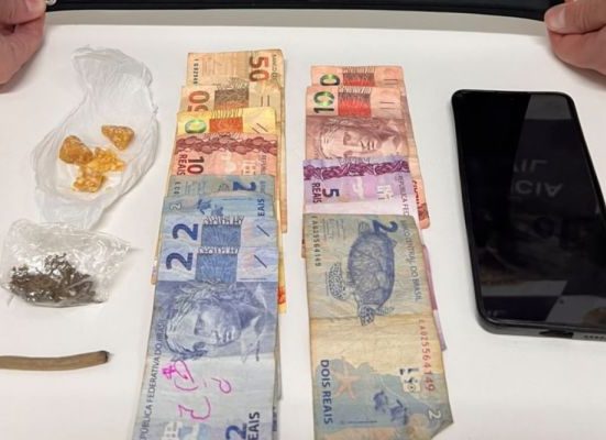 Polícia Militar apreendeu crack, maconha, dinheiro e um celular durante abordagem - Foto PMSC