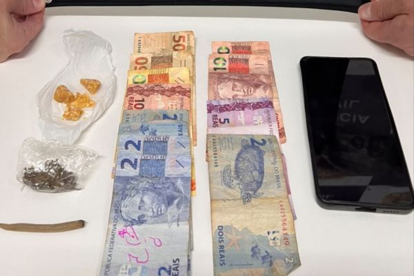 Polícia Militar apreendeu crack, maconha, dinheiro e um celular durante abordagem - Foto PMSC