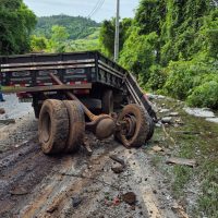 Motorista morre após caminhão sair da pista em Itapiranga