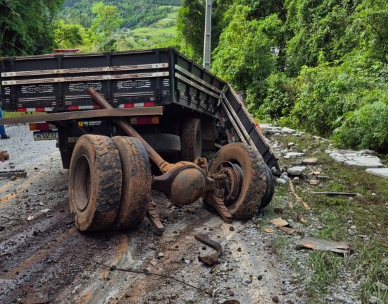 Motorista morre após caminhão sair da pista em Itapiranga