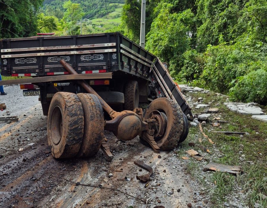 Motorista morre após caminhão sair da pista em Itapiranga