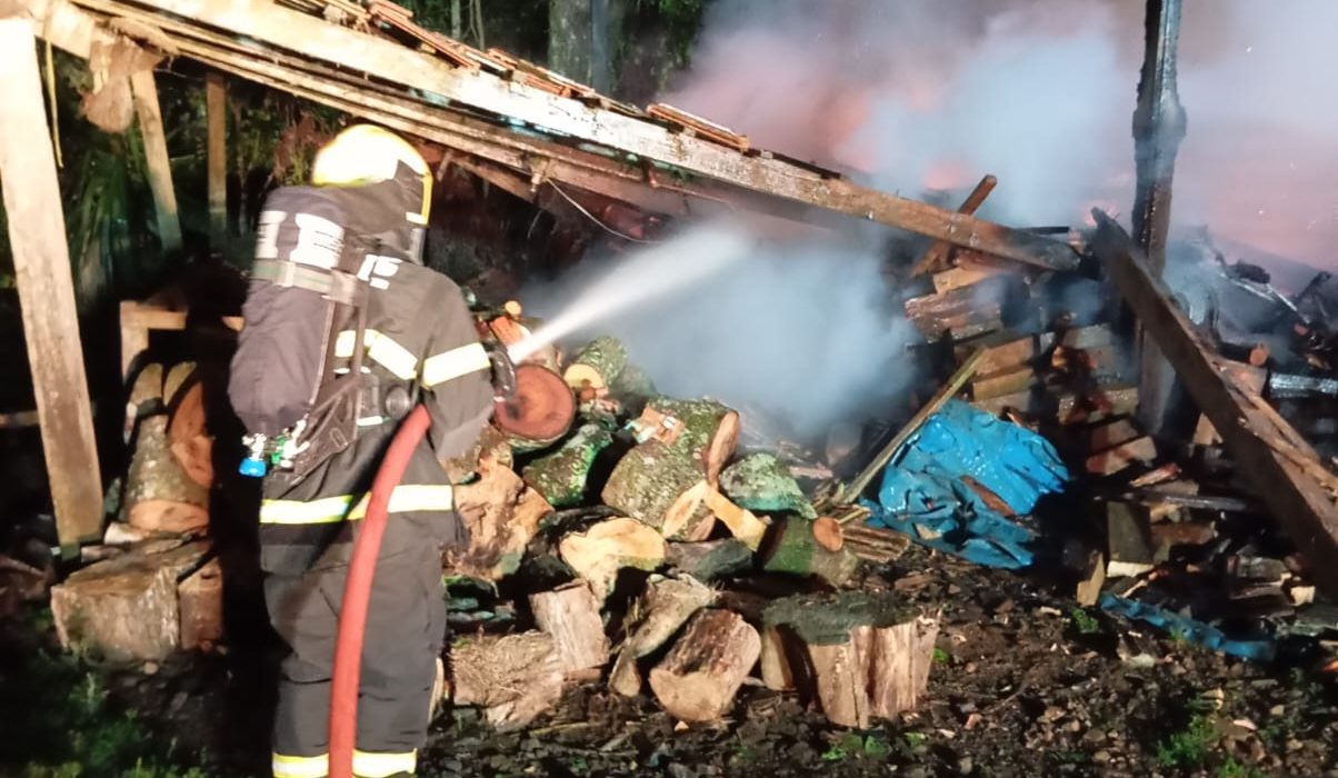 Incêndio destrói depósito no interior de Itá