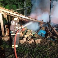 Incêndio destrói depósito no interior de Itá