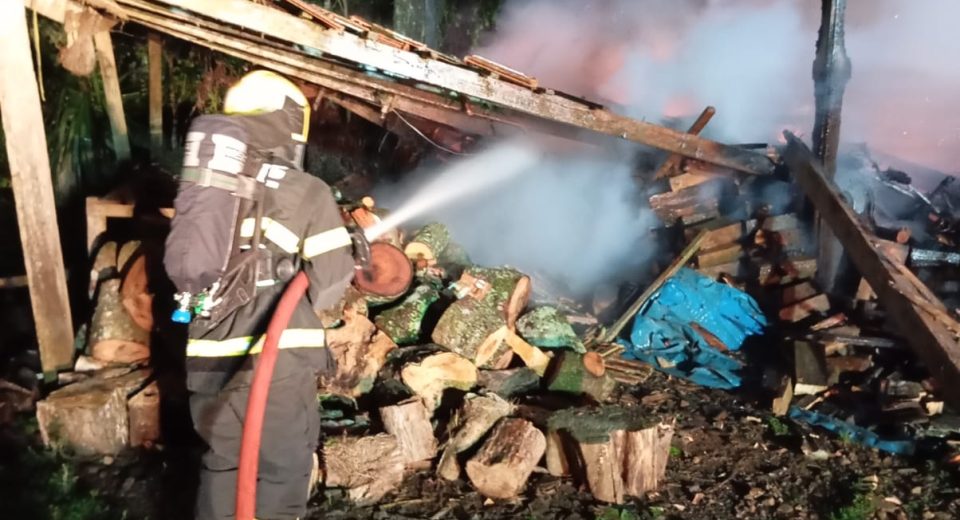 Incêndio destrói depósito no interior de Itá