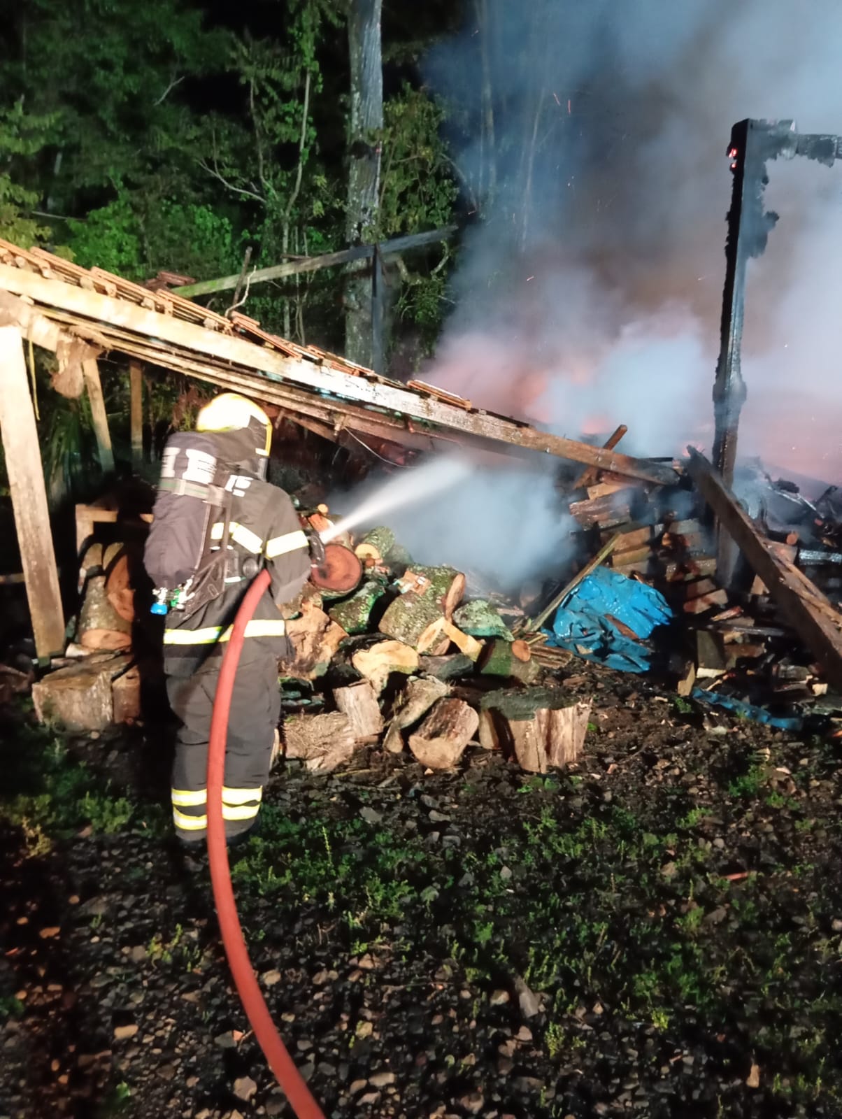 Incêndio destrói depósito no interior de Itá