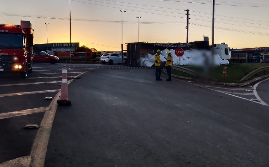 Caminhão tombou em trevo do municípo - Foto Corpo de Bombeiros