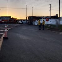 Caminhão tombou em trevo do municípo - Foto Corpo de Bombeiros