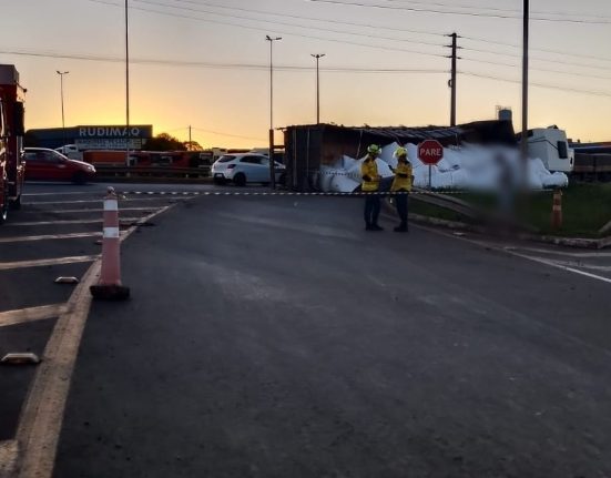 Caminhão tombou em trevo do municípo - Foto Corpo de Bombeiros