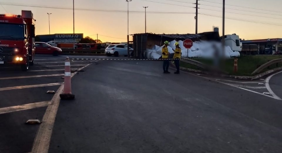 Caminhão tombou em trevo do municípo - Foto Corpo de Bombeiros
