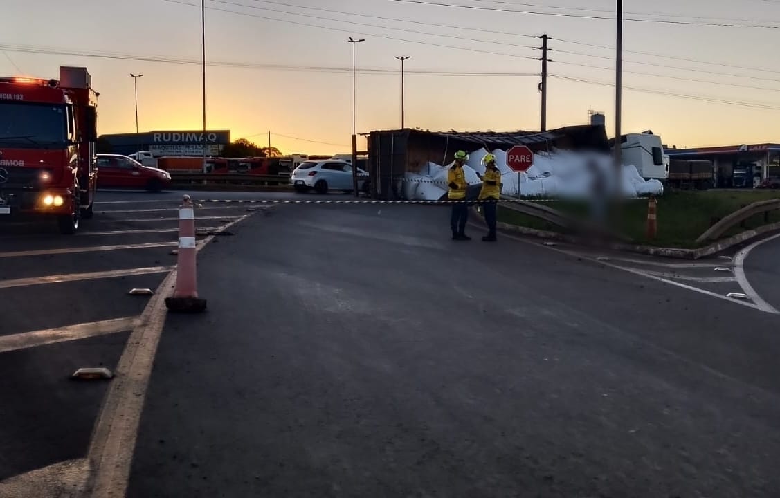Caminhão tombou em trevo do municípo - Foto Corpo de Bombeiros