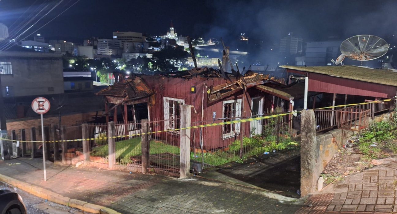Residência ficou destruída pelo incêndio - Foto Corpo de Bombeiros