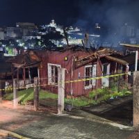 Residência ficou destruída pelo incêndio - Foto Corpo de Bombeiros