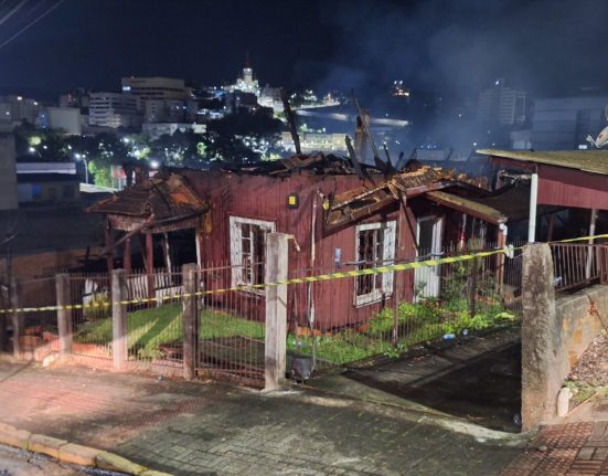 Residência ficou destruída pelo incêndio - Foto Corpo de Bombeiros