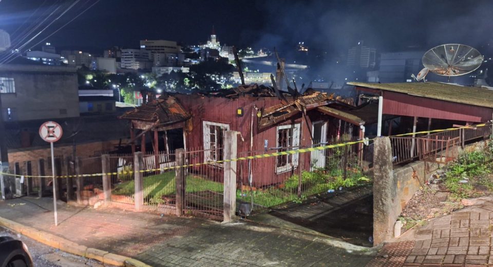 Residência ficou destruída pelo incêndio - Foto Corpo de Bombeiros