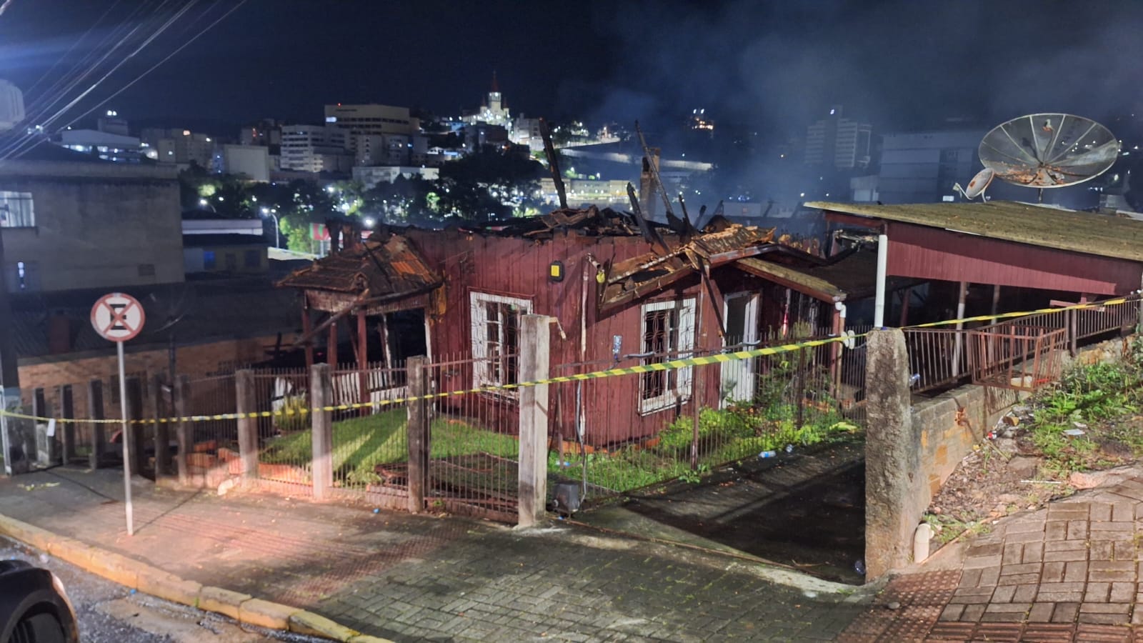 Residência ficou destruída pelo incêndio - Foto Corpo de Bombeiros