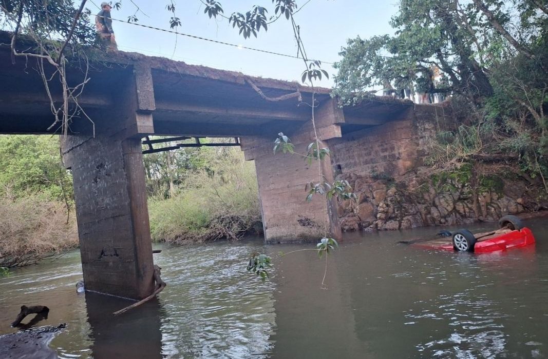 Veículo foi encontrado parcialmente submerso no rio Maria Preta - Fotos Corpo de Bombeiros