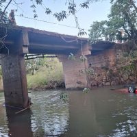 Veículo foi encontrado parcialmente submerso no rio Maria Preta - Fotos Corpo de Bombeiros