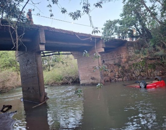 Veículo foi encontrado parcialmente submerso no rio Maria Preta - Fotos Corpo de Bombeiros