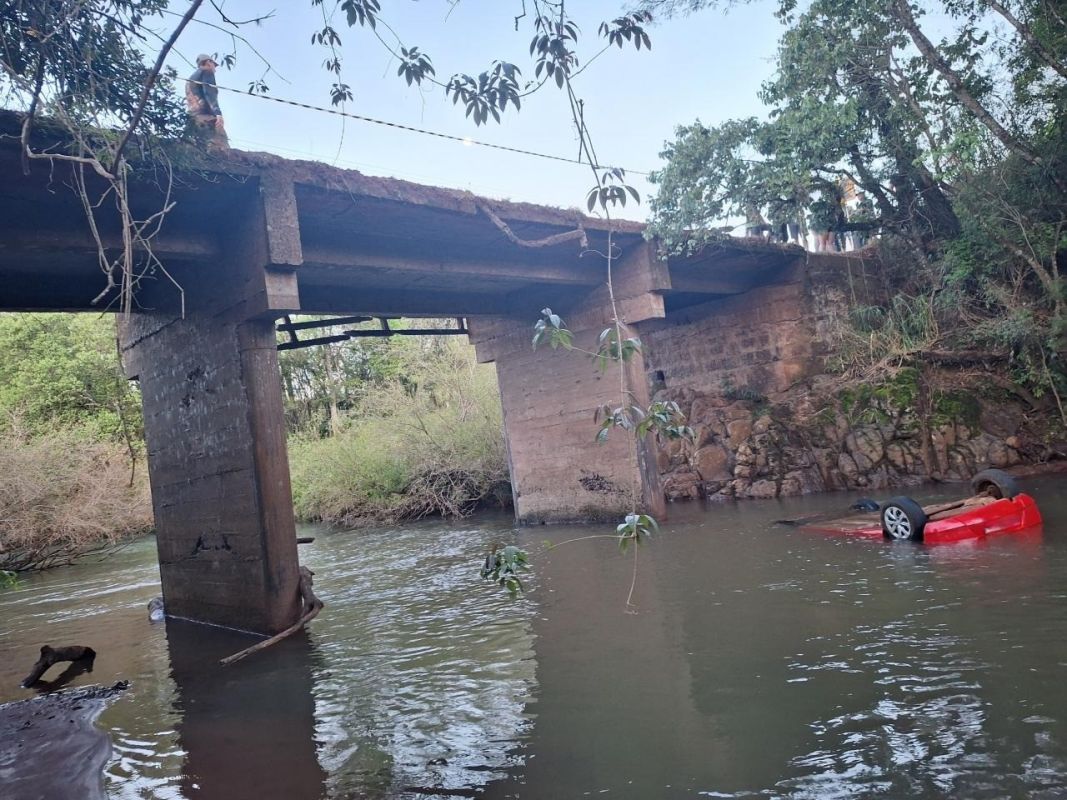 Veículo foi encontrado parcialmente submerso no rio Maria Preta - Fotos Corpo de Bombeiros