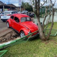Fusca perde roda e bate contra muro de unidade de saúde em Xanxerê