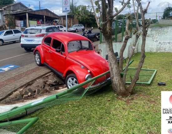 Fusca perde roda e bate contra muro de unidade de saúde em Xanxerê