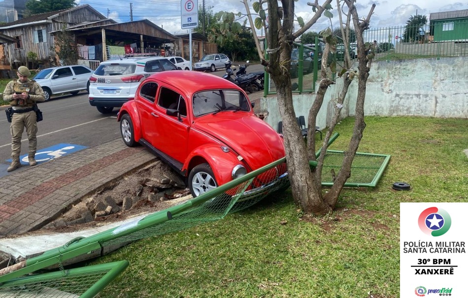 Fusca perde roda e bate contra muro de unidade de saúde em Xanxerê