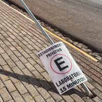 Placa de estacionamento é danificada no Centro de São Domingos