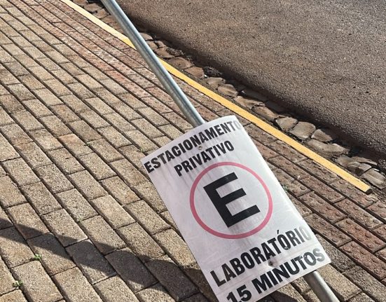 Placa de estacionamento é danificada no Centro de São Domingos