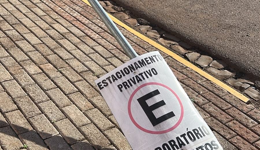 Placa de estacionamento é danificada no Centro de São Domingos