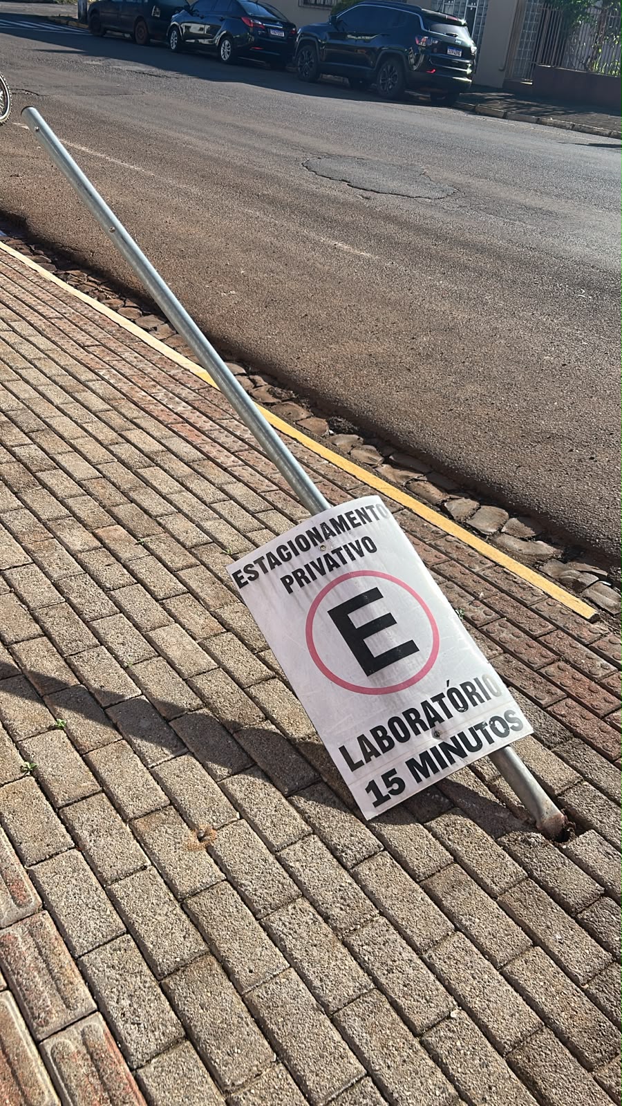 Placa de estacionamento é danificada no Centro de São Domingos
