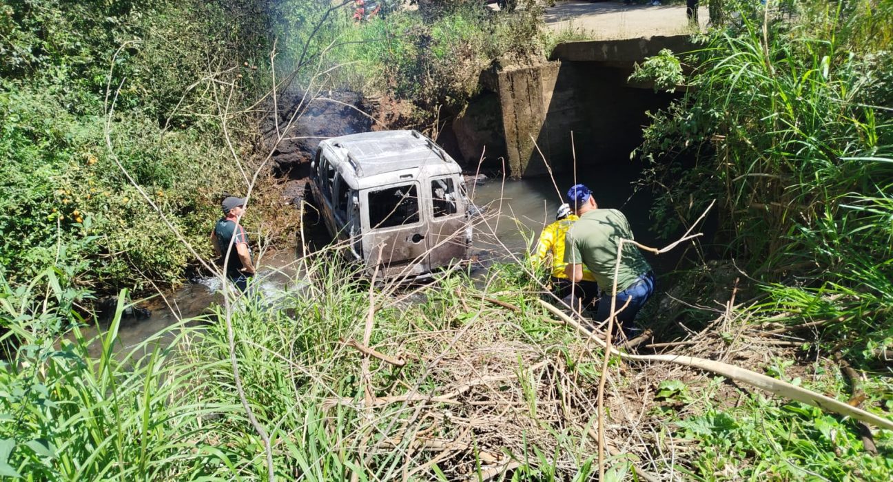 Veículo cai de ponte, pega fogo e deixa uma pessoa morta em Jupiá