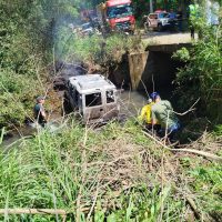 Veículo cai de ponte, pega fogo e deixa uma pessoa morta em Jupiá