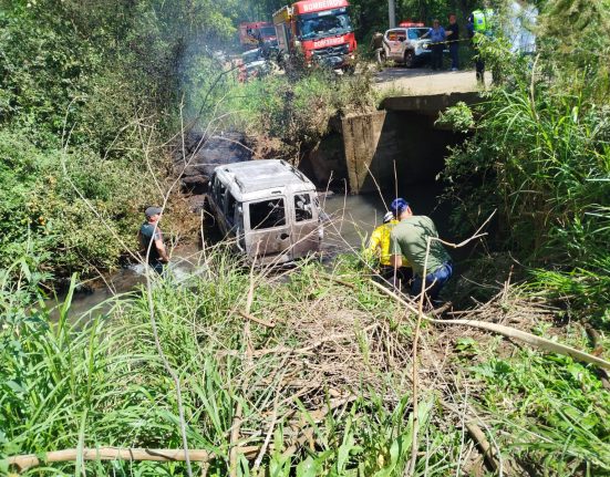 Veículo cai de ponte, pega fogo e deixa uma pessoa morta em Jupiá